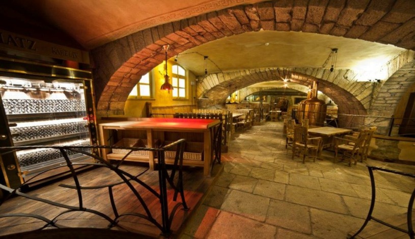 BECHERPLATZ Karlovy Vary